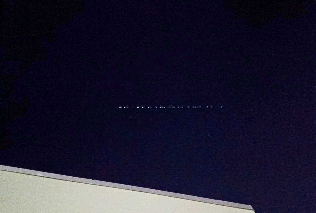 Pontos de luz no céu chamam atenção de moradores