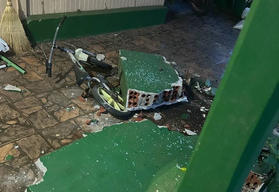 Muro caiu na varanda devido ao impacto (Foto por Polícia Militar)