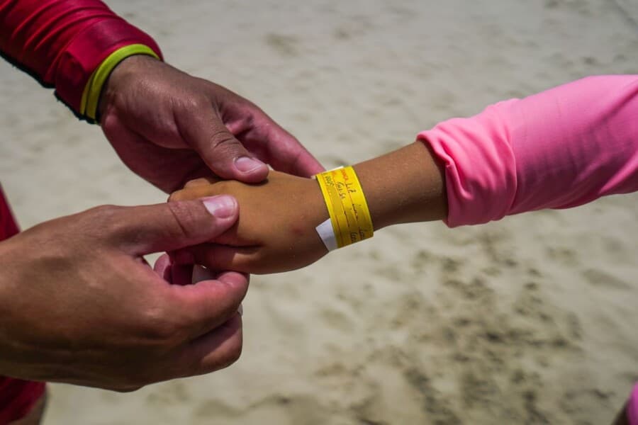 Crianças mais protegidas: Alesc aprova pulseiras obrigatórias em praias, parques e grandes eventos