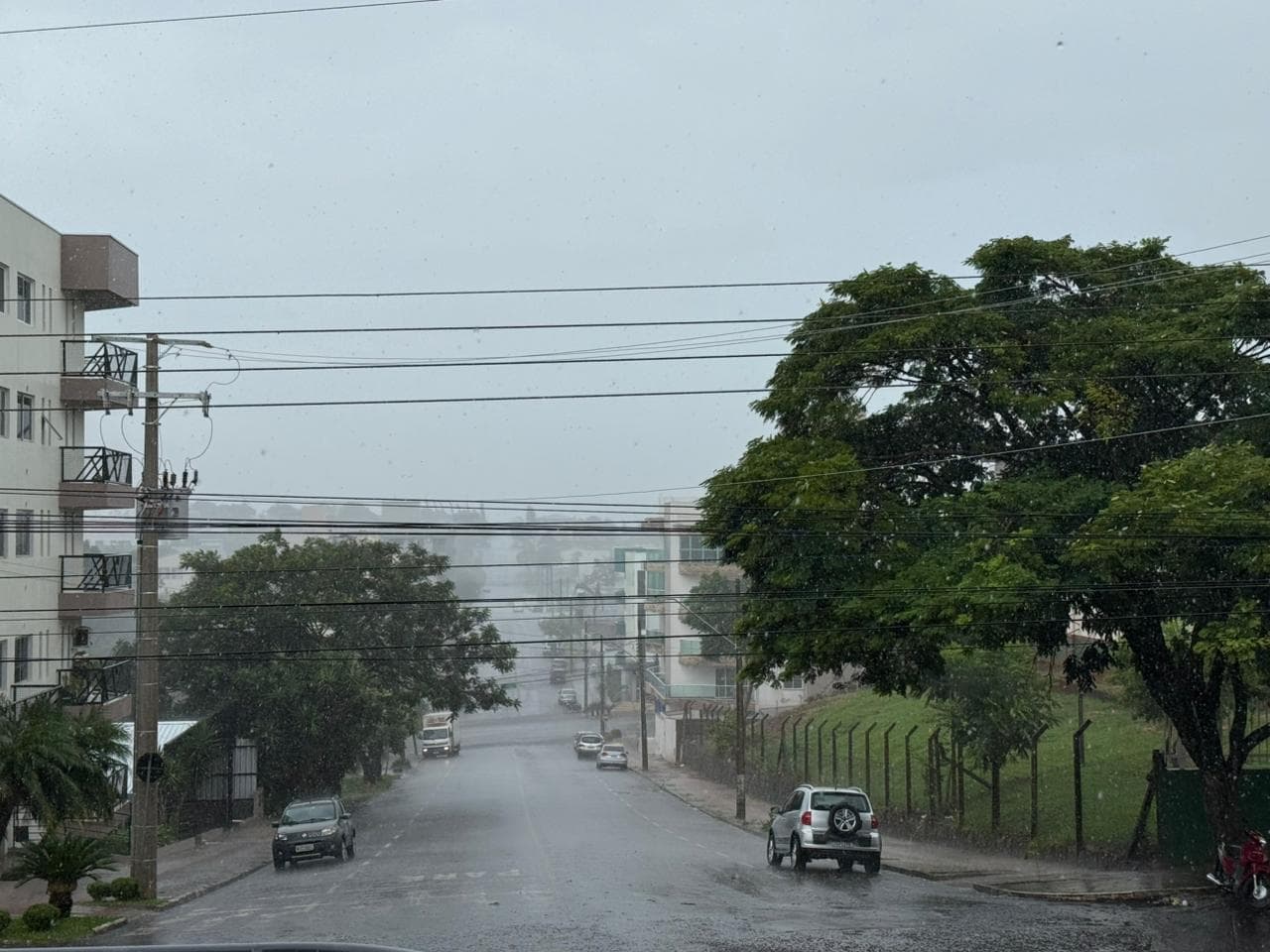 A tarde de sexta iniciou com chuva em Pinhalzinho (Foto por Gilmar Bortese)