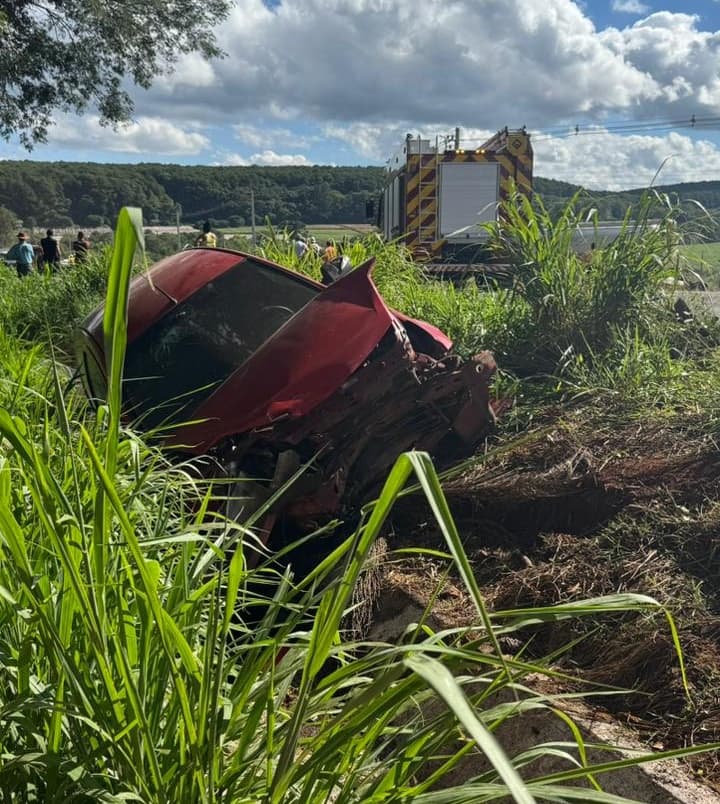 Acidente mobilizou equipes de resgate e interditou parte da rodovia (Foto por Divulgação CBM)