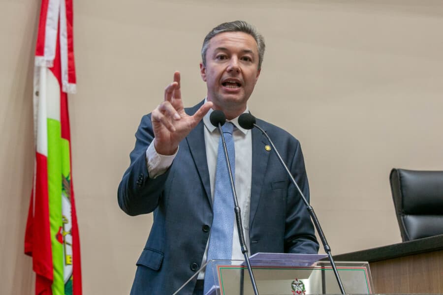 Napoleão Bernardes defende elevar de R$ 80 mil para R$ 160 mil o limite de contratações públicas (Foto por Gustavo Willamil/Agência ALESC)