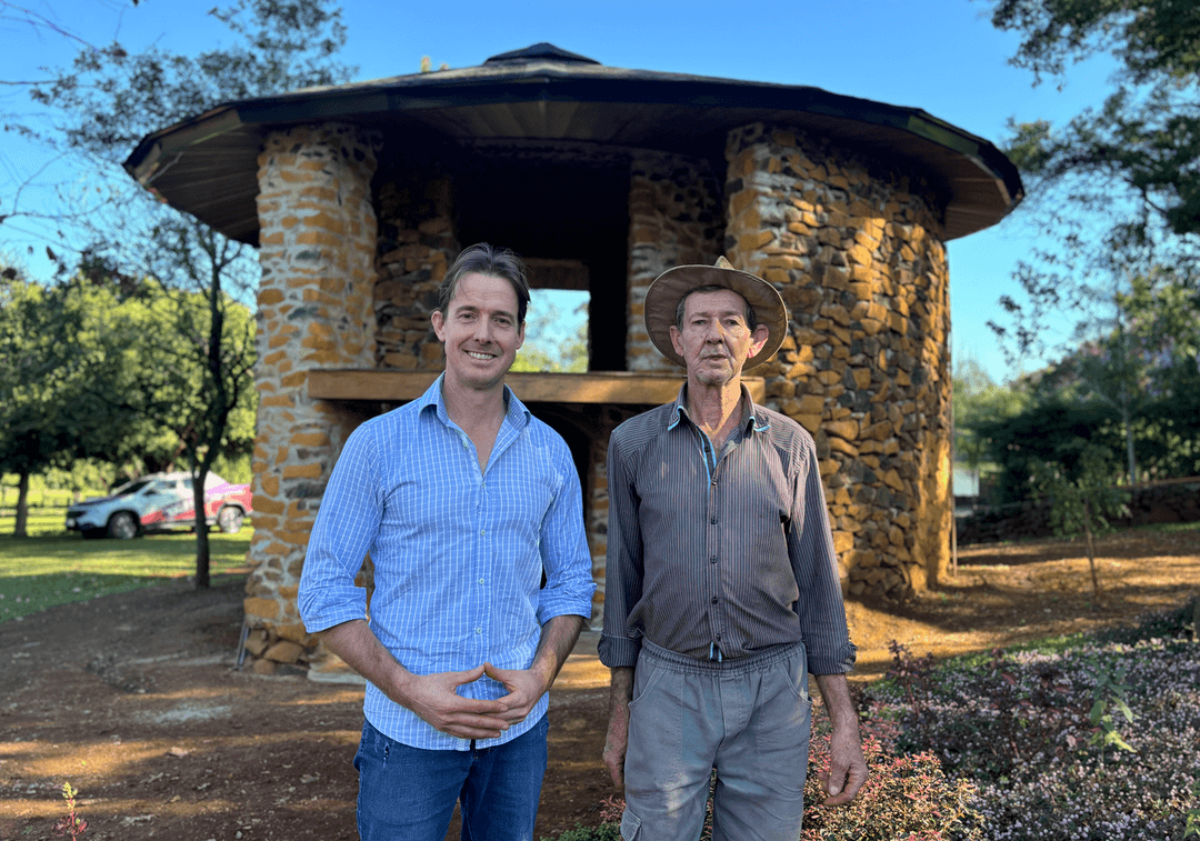 Pai e filho constroem casa de pedra medieval redonda