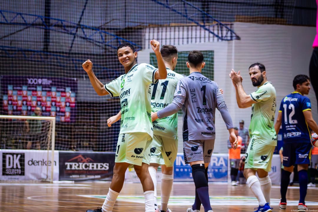 Pinhalense Futsal Zagonel vence e encosta na liderança da Série Prata