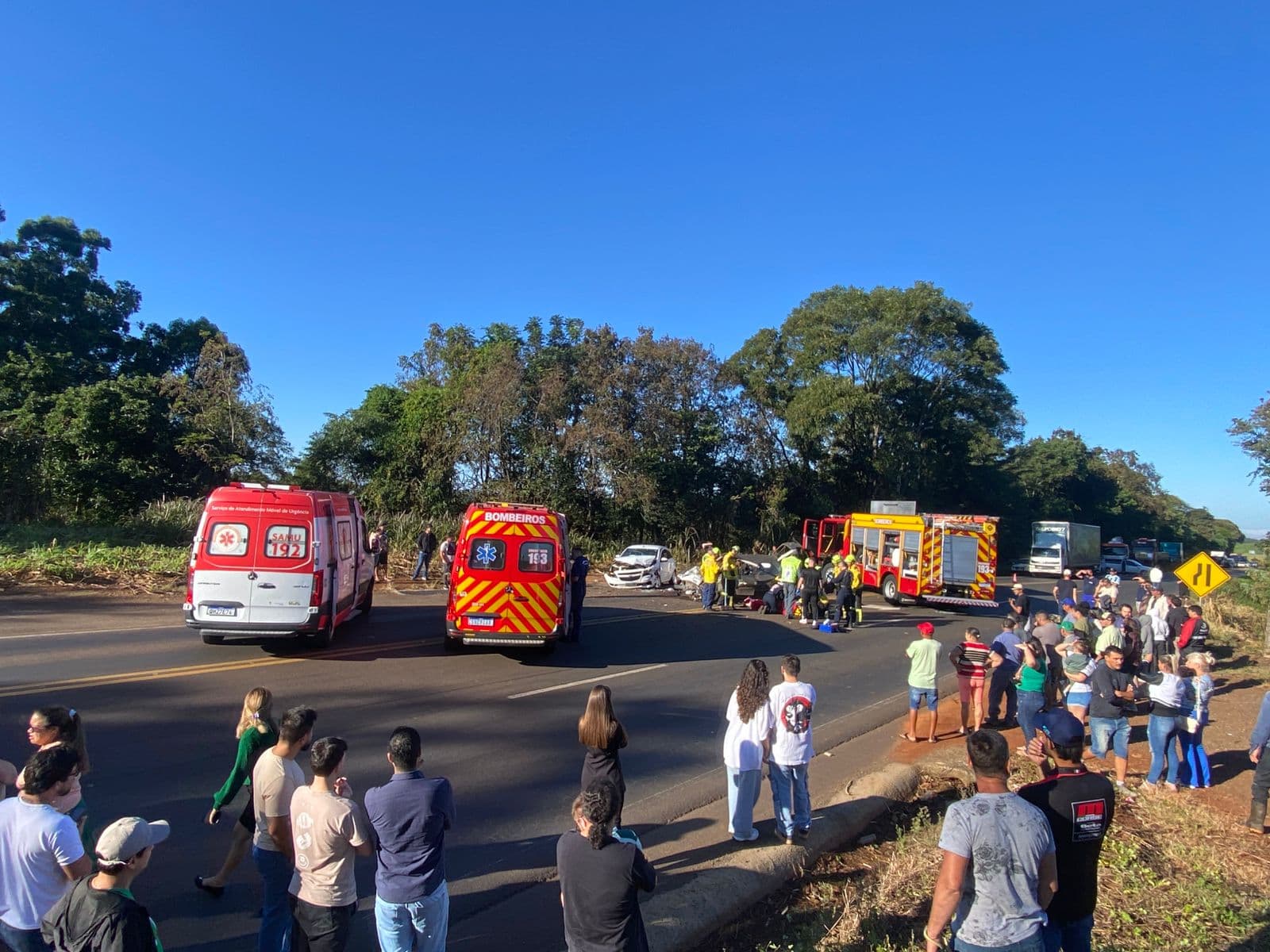 Colisão entre três veículos mobiliza atendimento aeromédico na SC-480 (Foto por Saer/Fron)