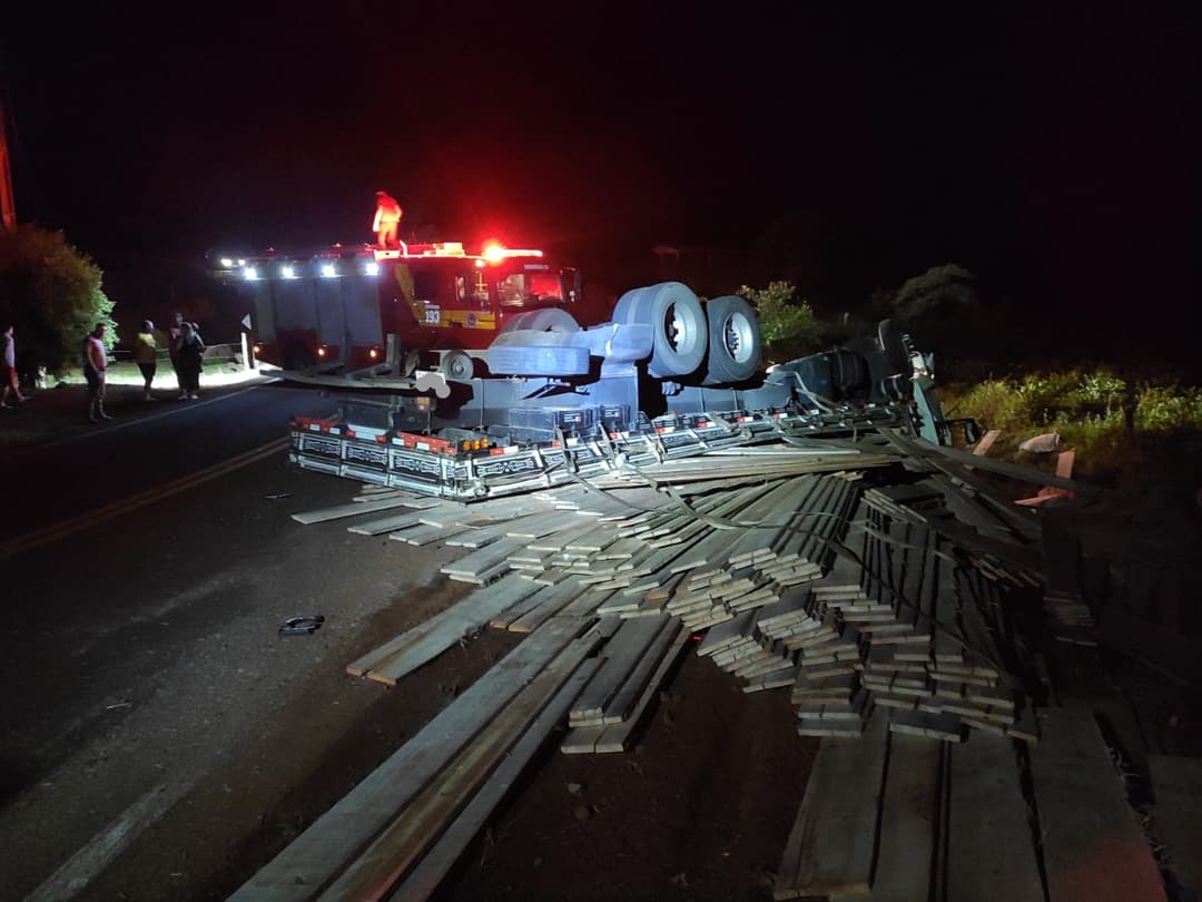 Capotamento de caminhão deixa duas pessoas feridas no interior de União do Oeste