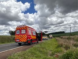 Socorristas prestaram o suporte a vítima (por Polícia Militar Rodoviária)
