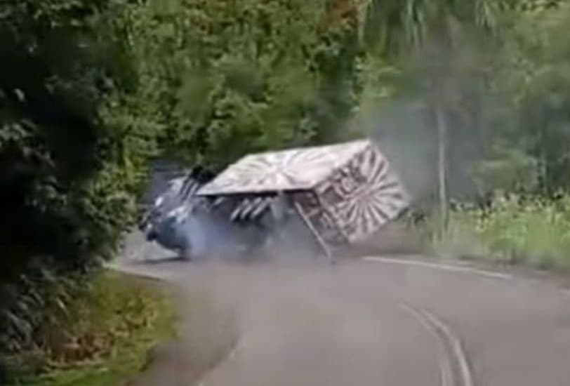 Veículo carregado de refrigerantes fica sem freios em curva 