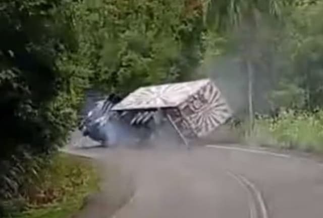 Veículo carregado de refrigerantes fica sem freios em curva 