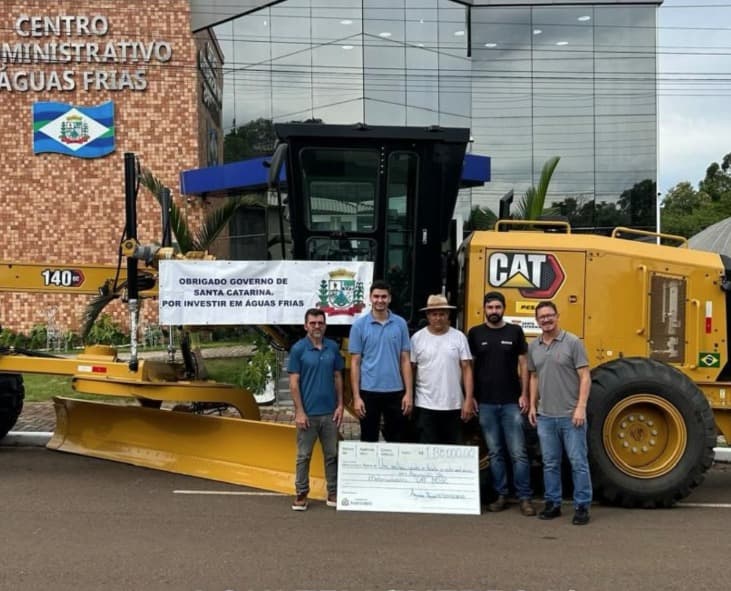 Nova motoniveladora é entregue para Águas Frias (por Divulgação)