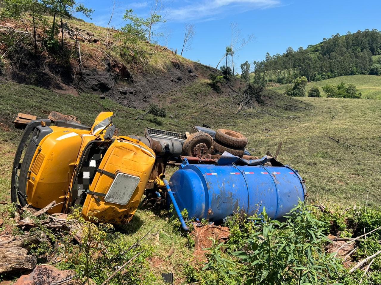 Caminhão despencou em ribanceira (por Corpo de Bombeiros)