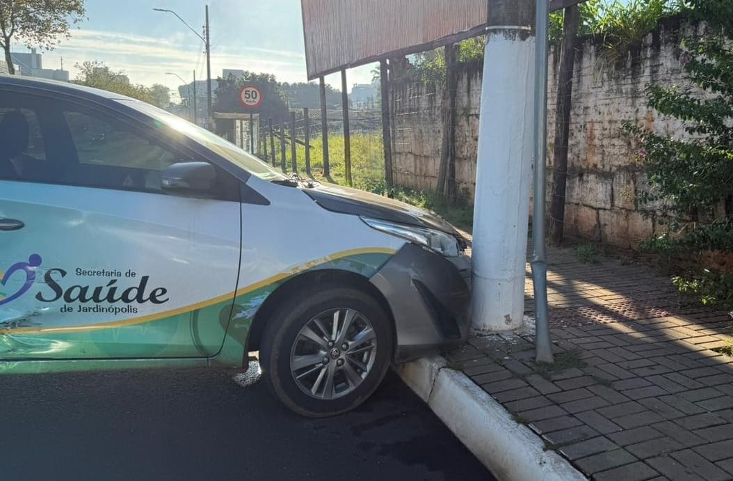 Batida aconteceu em um cruzamento (Foto por Júlia Mocelin)
