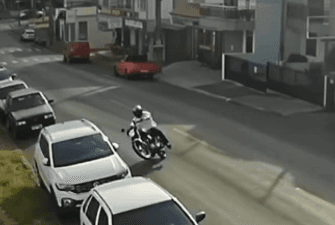 Motociclista perde controle ao empinar moto em Francisco Beltrão