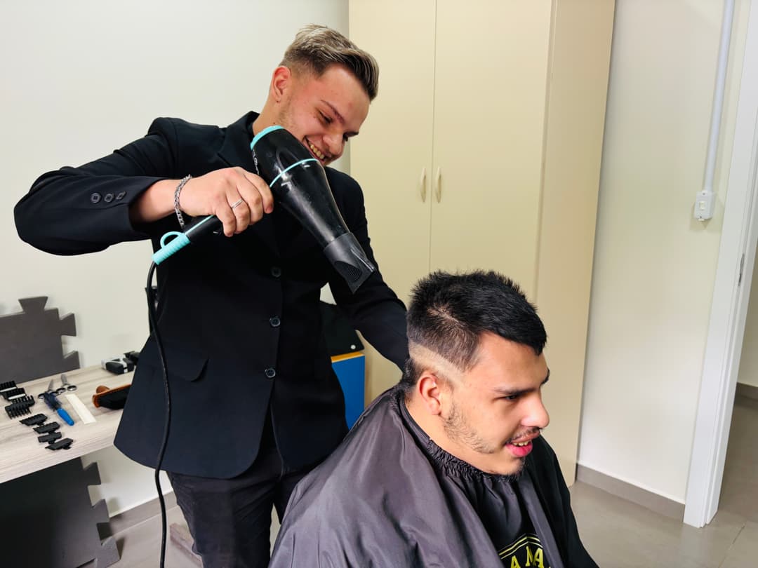 Cabeleireiro faz cortes de graça para alunos com deficiência