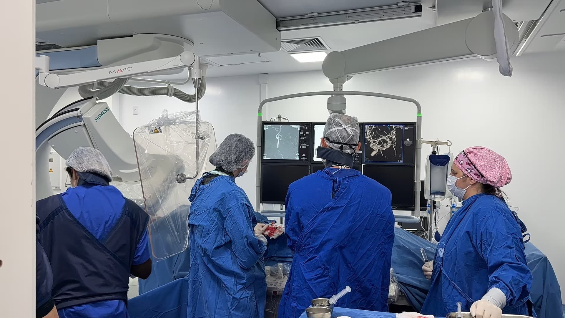 Primeira cirurgia neuroendovascular pelo SUS é realizada no Hospital Regional do Oeste