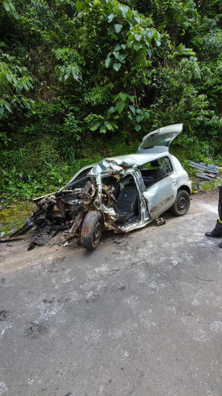 Mulher morre em colisão frontal entre carro e caminhão em Coronel Freitas
