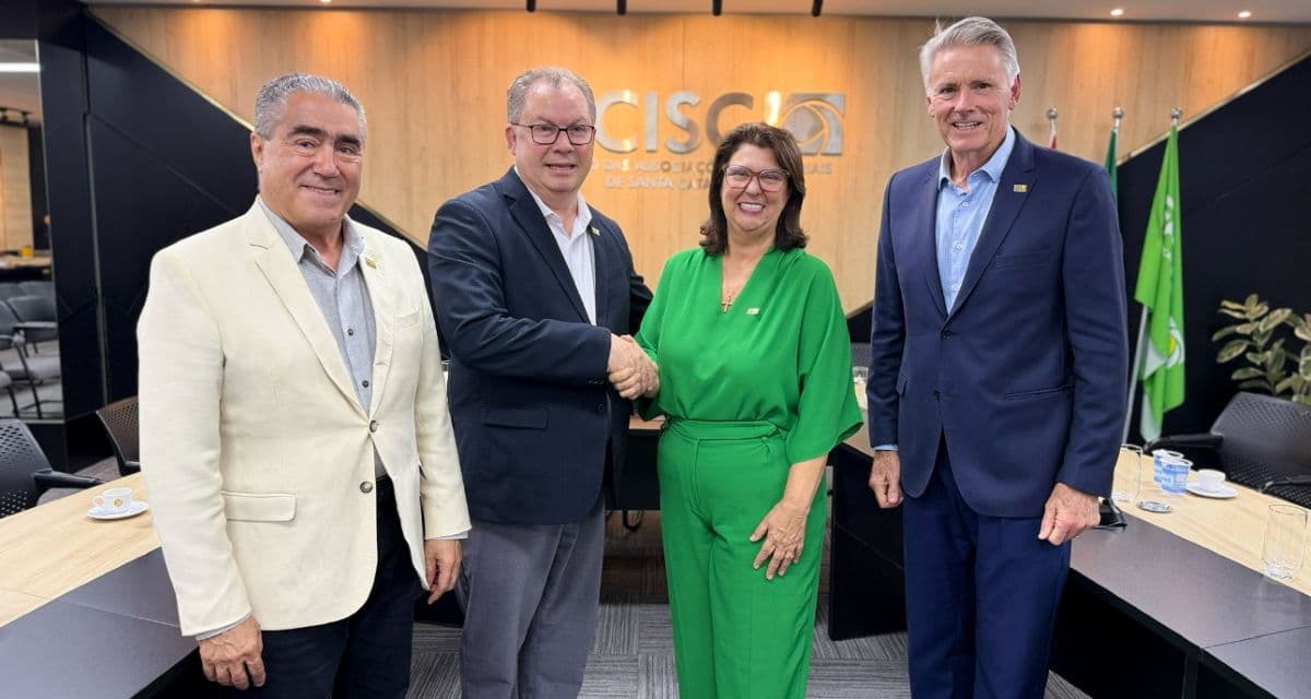 A presidente eleita da Facisc, Rita Conti, ao lado do atual presidente da federação, Elso Otto e dos ex-presidentes Luiz Carlos Furtado Neves e Sérgio Rodrigues Alves (Foto por Ascom)