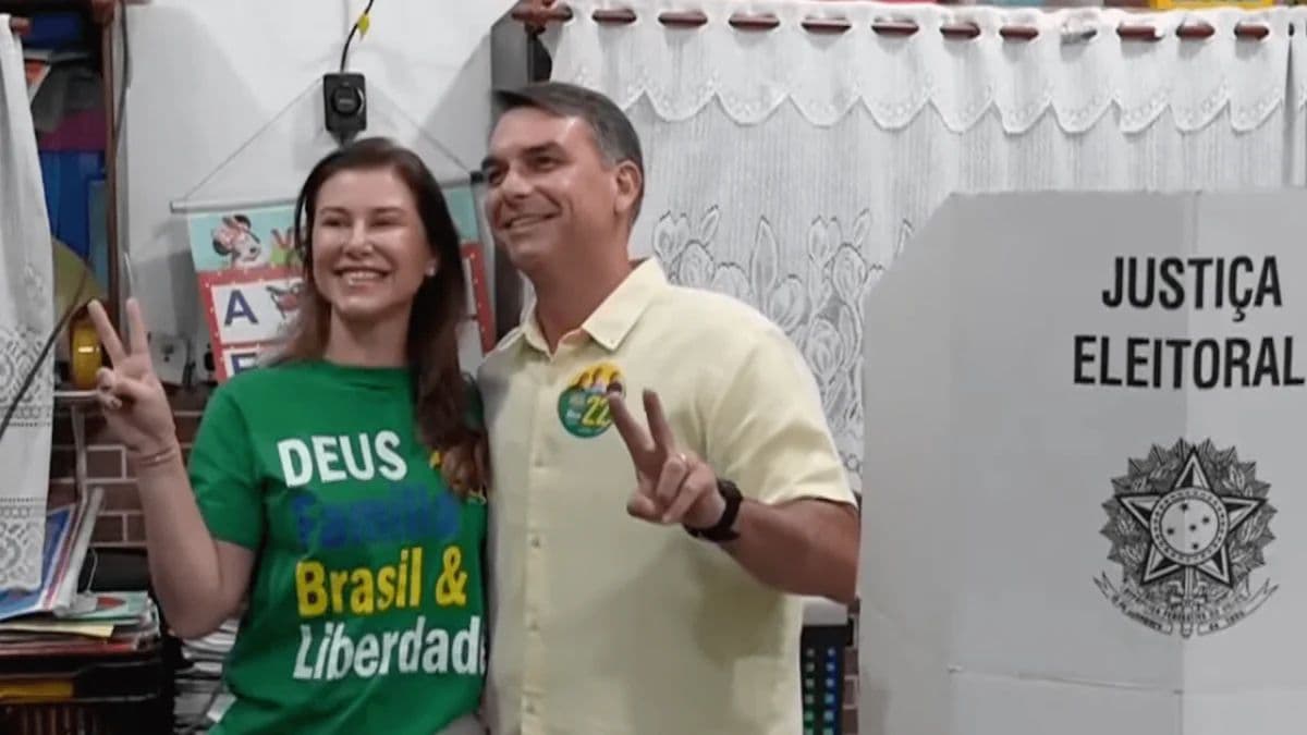 Flávio Bolsonaro vota no Rio de Janeiro ao lado da mulher e aliados
