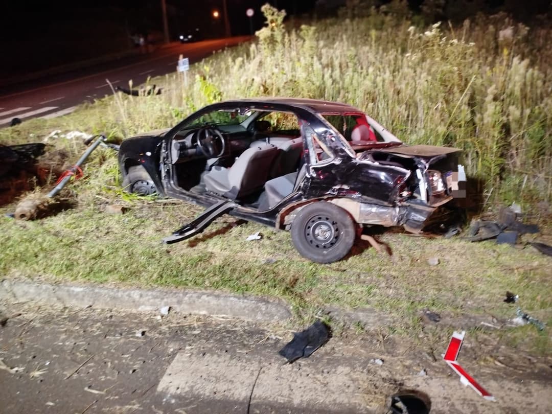 Motorista fica ferido em colisão de carros