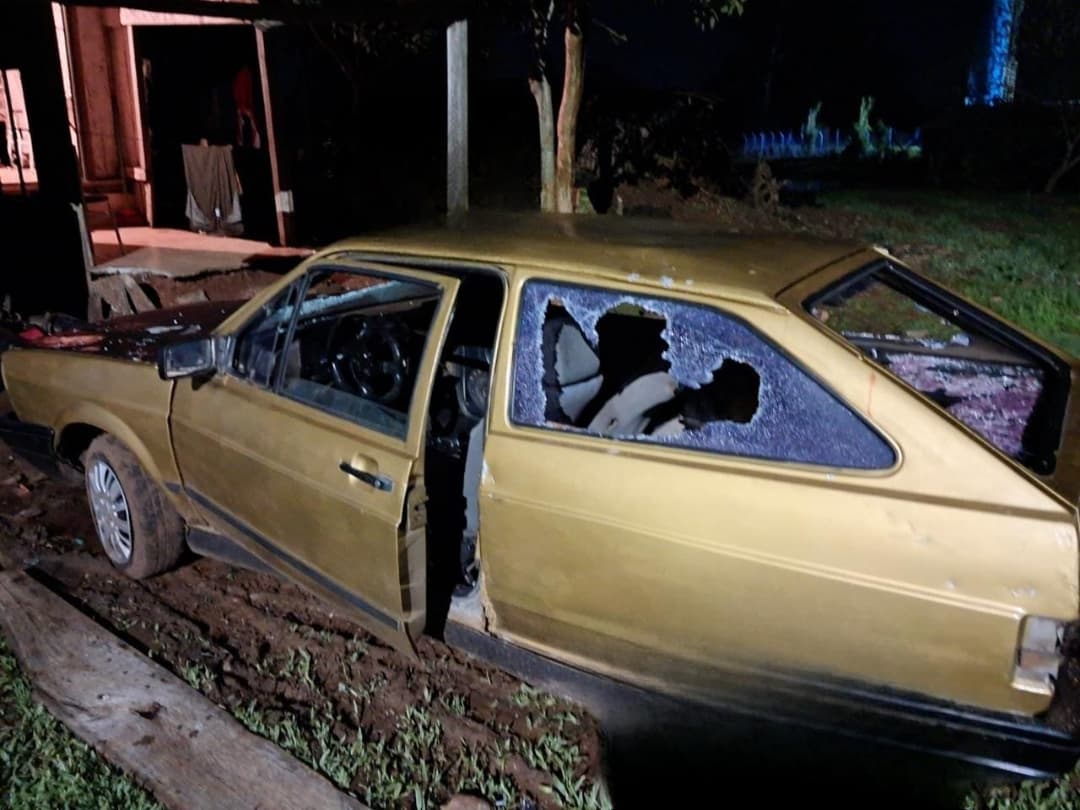 Automóvel com vidros quebrados em Palma Sola (Foto por Polícia Militar)