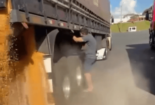 Caminhoneiro joga carga de milho no chão ao esperar dias para descarregar