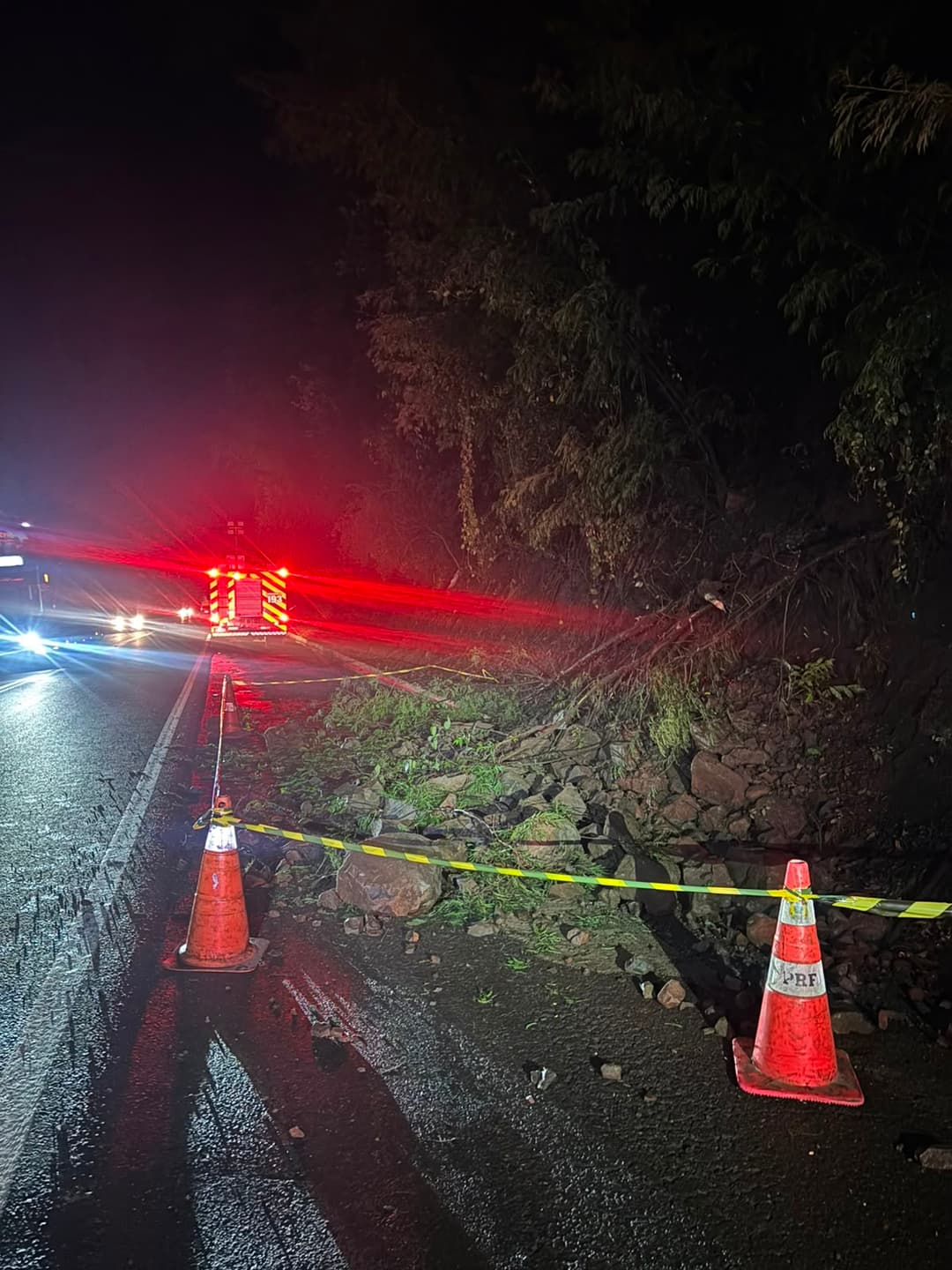Pedras, árvores e troncos caem após deslizamento na BR-158