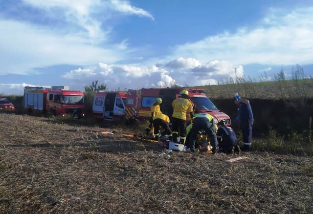 Jovens são arremessados por 15 metros em acidente