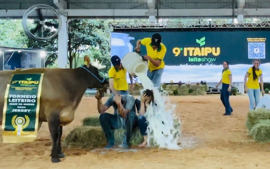 Banho de leite marca premiação e mais de 50 mil pessoas visitam último dia de feira
