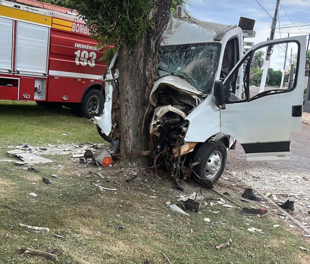 Colisão esmaga cabine de caminhão em Nova Erechim; dois feridos