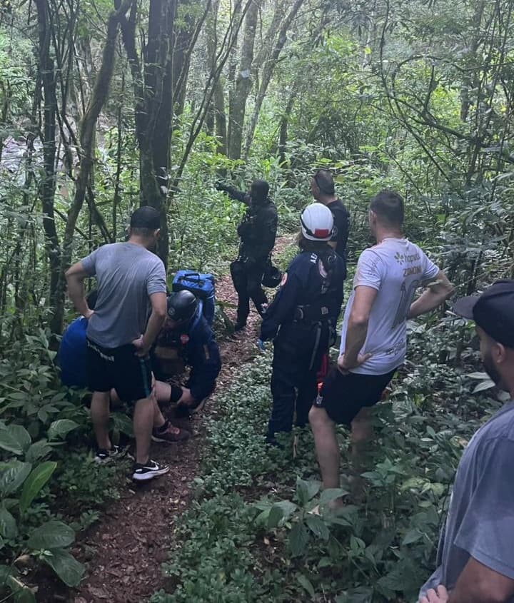 Mulher fica ferida após queda em trilha no interior de Chapecó (Foto por Saer/Fron)