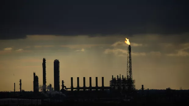 Liberação histórica de petróleo tenta frear disparada dos combustíveis no mundo