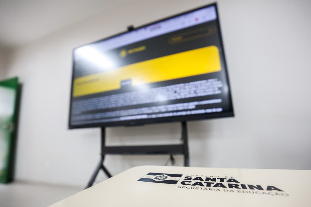 Telas interativas ampliam recursos tecnológicos nas escolas estaduais de SC