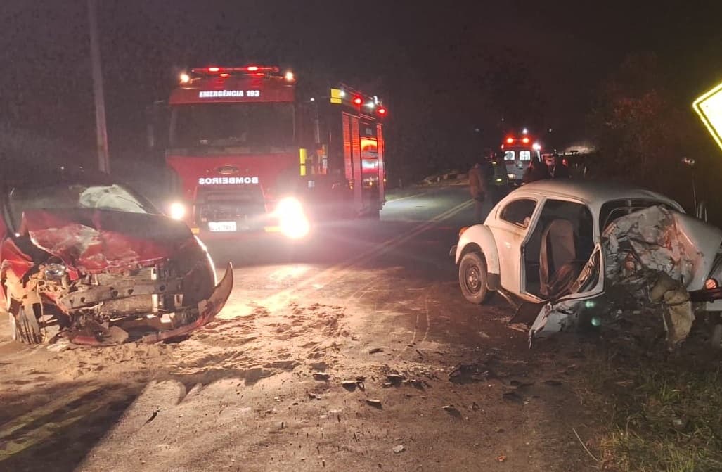 Motorista, carona e criança ficam feridos em batida frontal