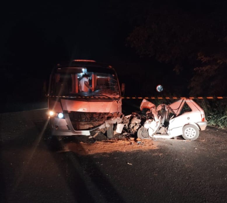 Acidente entre carro e ônibus deixa um morto na SC-496, em Descanso (Foto por PMRv)