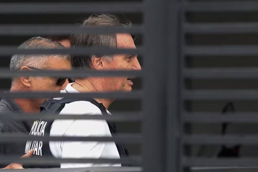 Bolsonaro pede ao STF autorização para cirurgia no ombro direito