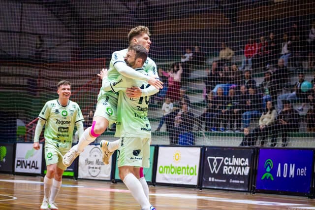 Pinhalense sofre derrota, mas mantém liderança da Série Prata