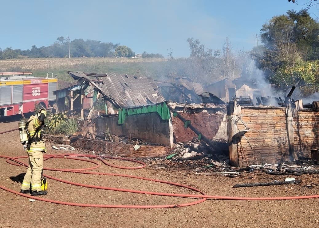 Incêndio destrói casa de madeira no interior de Saudades
