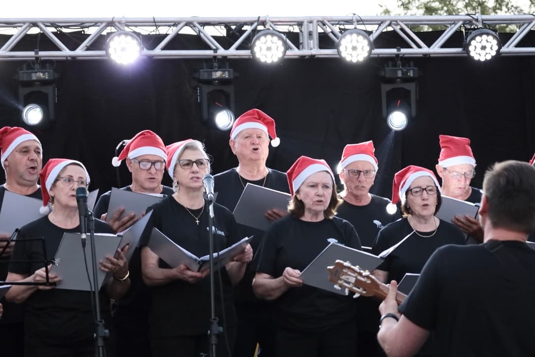 Pinhalzinho festeja aniversário com bolo e música