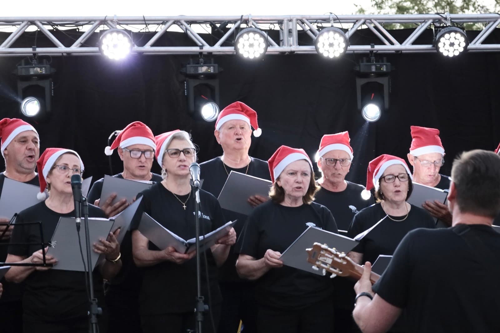 Grupos locais encantaram a noite (Foto por Henrique Paulo)