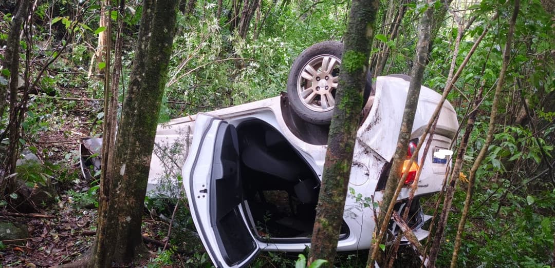 Veículo despenca de ribanceira e capota na BR-158 em Cunha Porã