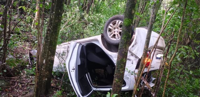 Veículo despenca de ribanceira e capota na BR-158 em Cunha Porã