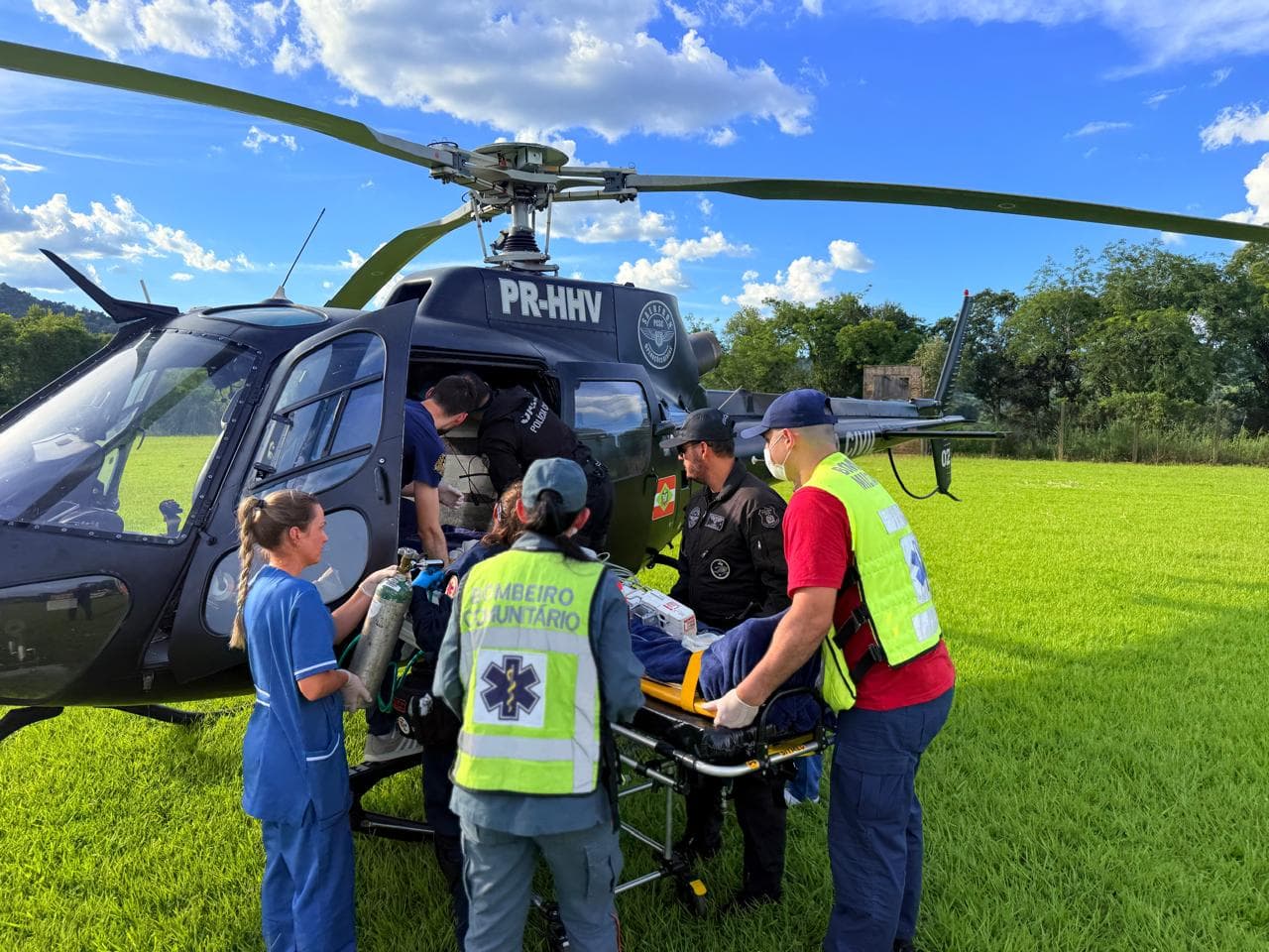 Equipe realizou salvamento do condutor (Foto por Divulgação)