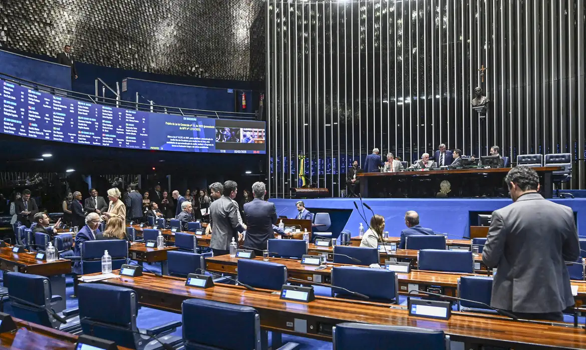 Recarga gratuita de botijão deve alcançar 15 milhões de famílias (Foto por Carlos Moura/Agência Senado)