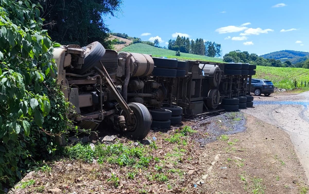 Scania carregada tomba em Irati