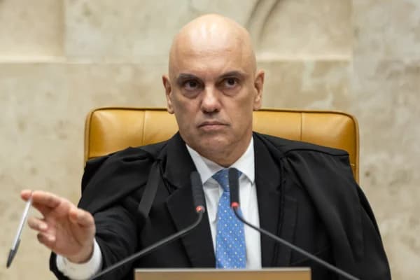 Arma apreendida em blitz leva Moraes a determinar depoimento de Bolsonaro