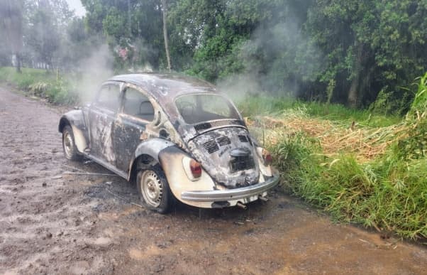 Fogo "relâmpago" destrói Fusca em São João do Oeste