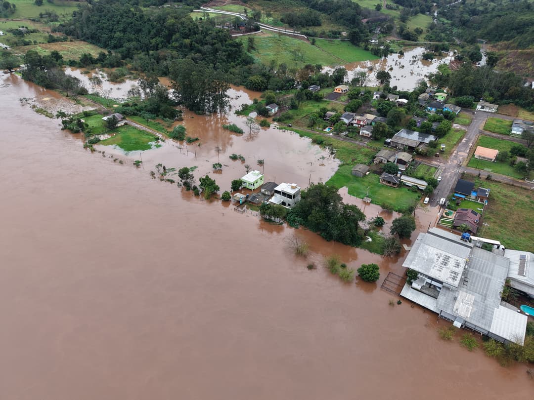 Após fortes chuvas, Rio Uruguai sai do leito em Palmitos