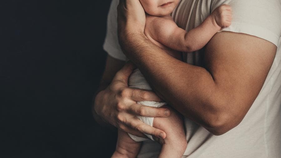 A licença-paternidade é um direito garantido por lei (Foto por Getty Images)