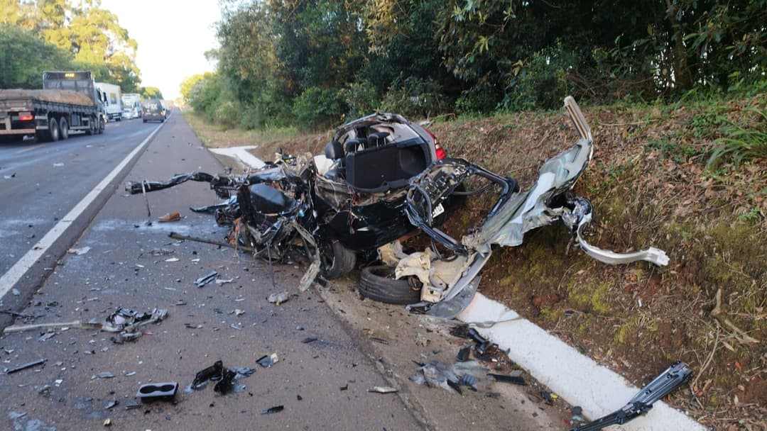 Gravíssima colisão mata condutor na BR-282