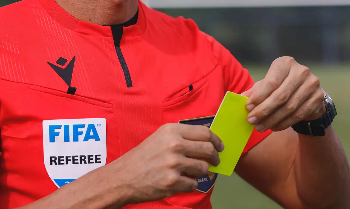CBF anuncia profissionalização inédita da arbitragem no futebol brasileiro